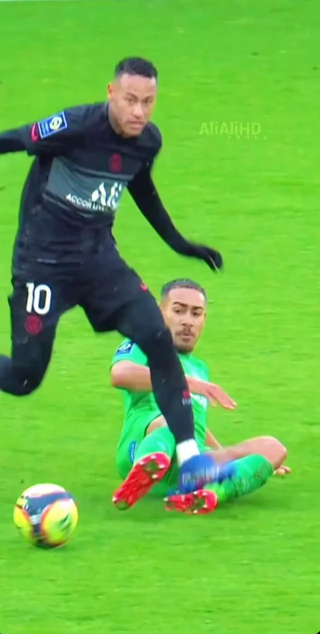 爱游戏官方入口- 内马尔迎来十赛季出色发挥,勇士观众热烈欢呼!赛场气氛高涨